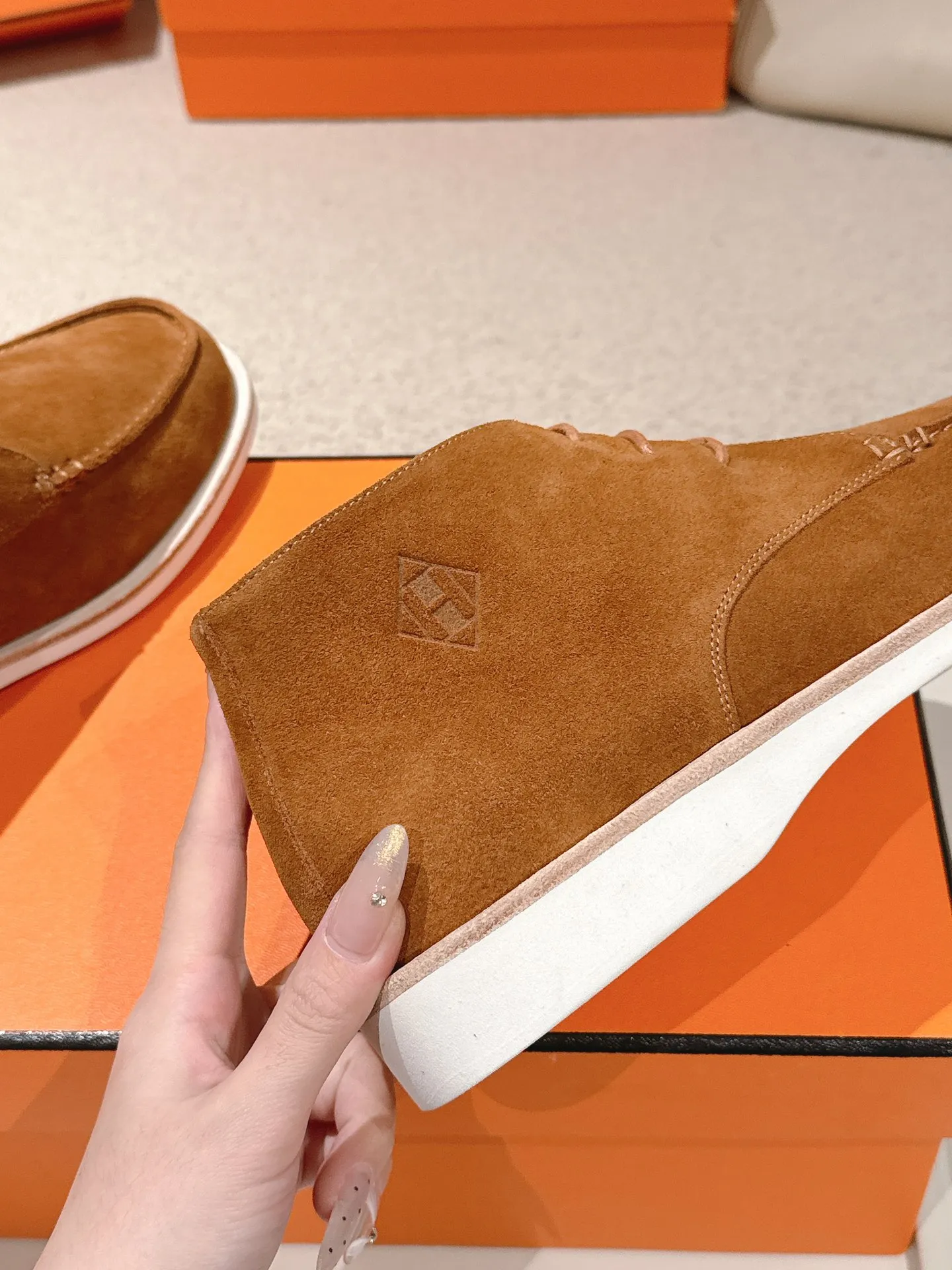 Men's Men's Shoes 660💰 Hermes men's size #26ss calfskin derby shoes, decorated with signature "H Diamant" details for a stylish and casual style. Fabric: Cow suede Lining: Mixed sheep lining Outsole: Genuine leather welt + original TPU Bottom thickness: 3CM Code number: 39-45 (customized at 46.47)